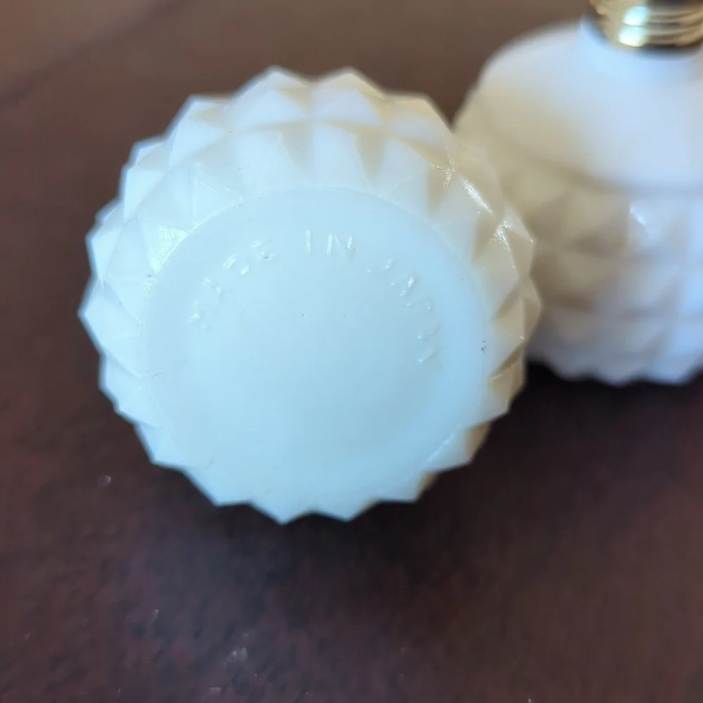 Vintage Hob Knob Milk Glass Salt & Pepper Made in Japan - Picture 2 of 5